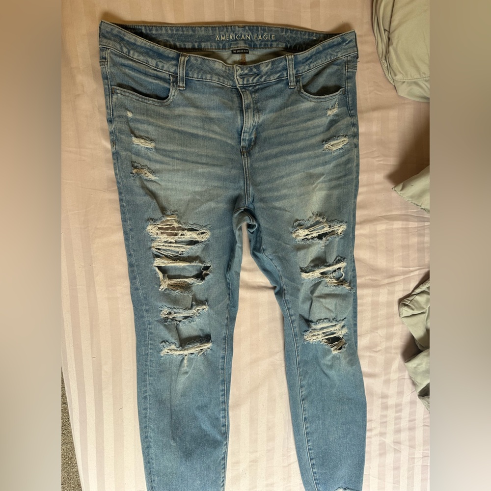 American Eagle ripped light wash jeans stretchy ripped size 16 regular